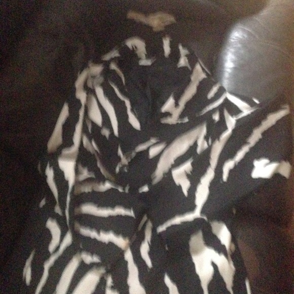 Black and white coat or blazer use for both - Picture 8 of 8